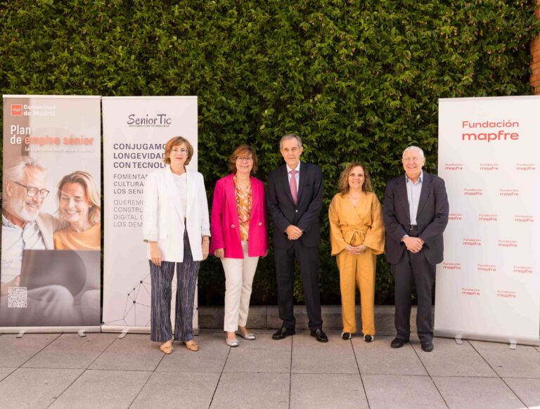Desenvolupa la teva cultura digital amb la nostra guia pràctica Cultura Digital: Guia per a majors de 55 anys | Tràmits ™