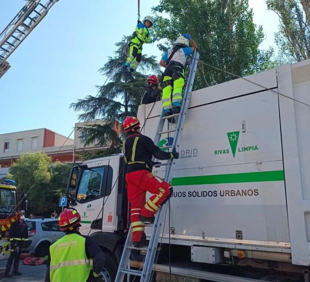 Els bombers rescaten en estat greu una sense sostre d'un camió de triturat de cartró a Rivas (Madrid)