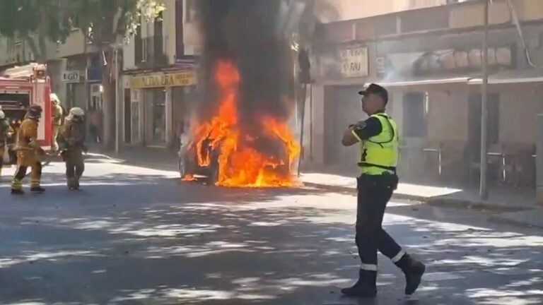 Incendi de vehicle a Pere Garau: una gran fumera i explosions Incendi de vehicle a Pere Garau: causes des | Tràmits ™