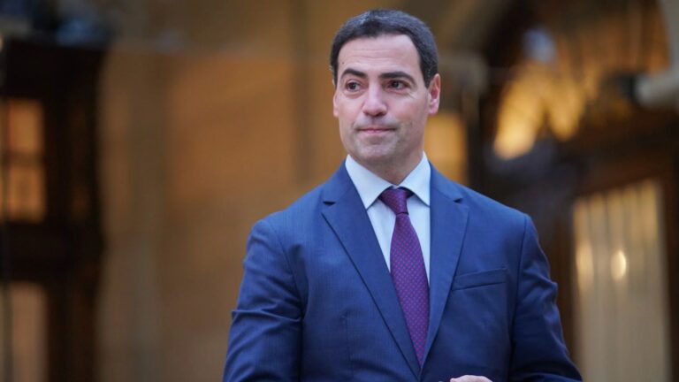 Vagues sanitaris: ELA endureix el pols | Tràmits ™