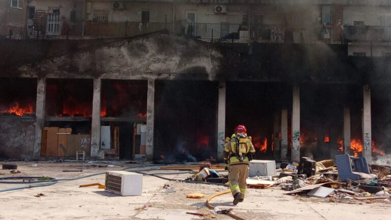 Incendi a València: bombers desallotgen edi | Tràmits ™