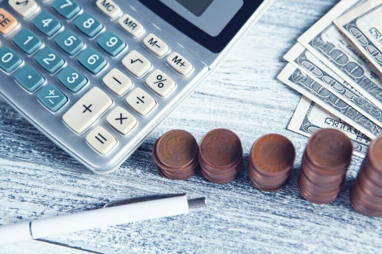 Capitalitzar l'atur: Com demanar el pagament únic per fer-se autònom Emprenedor català analitzant els costos per capitalitzar l'atur i demanar el pagament únic del SEPE.