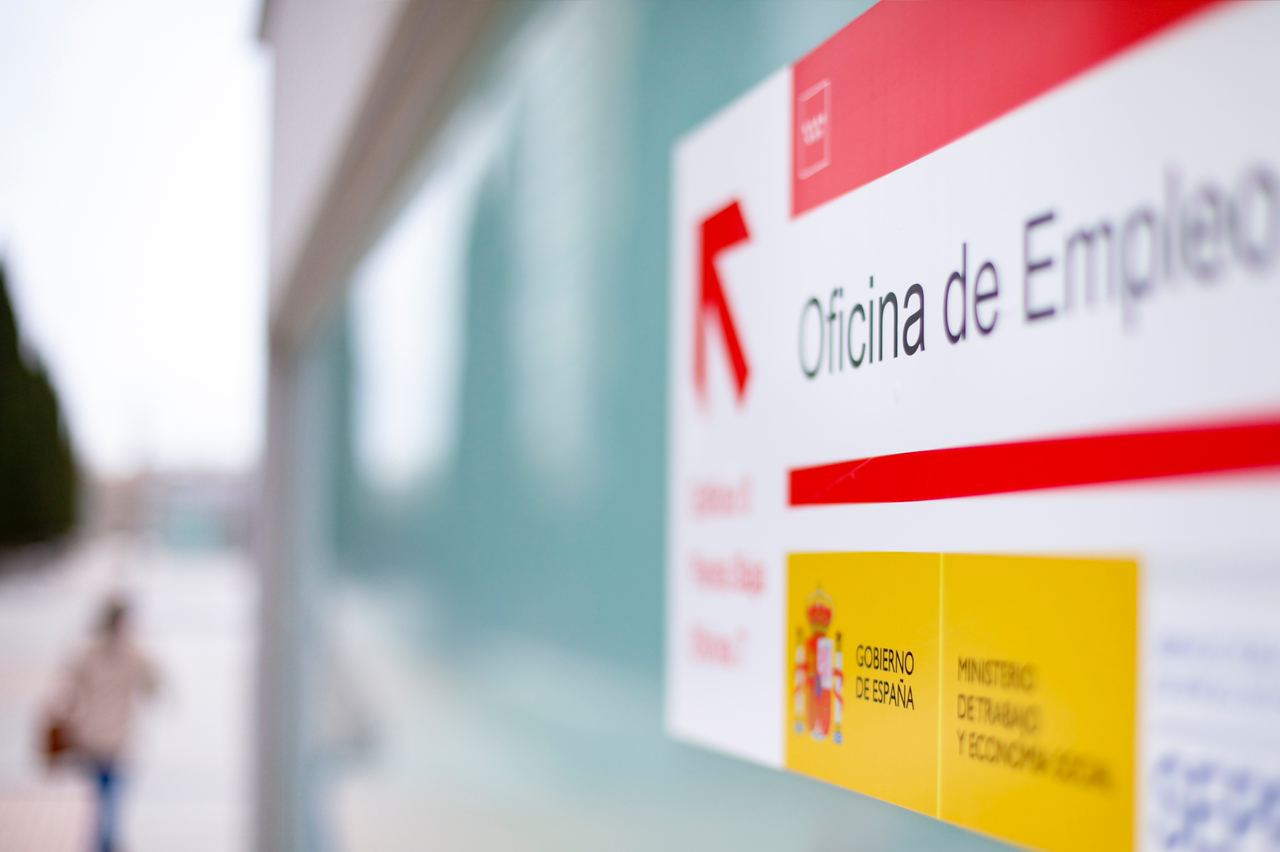 Usuari consultant la pàgina web del SEPE per sol·licitar cita prèvia des del seu telèfon mòbil.
